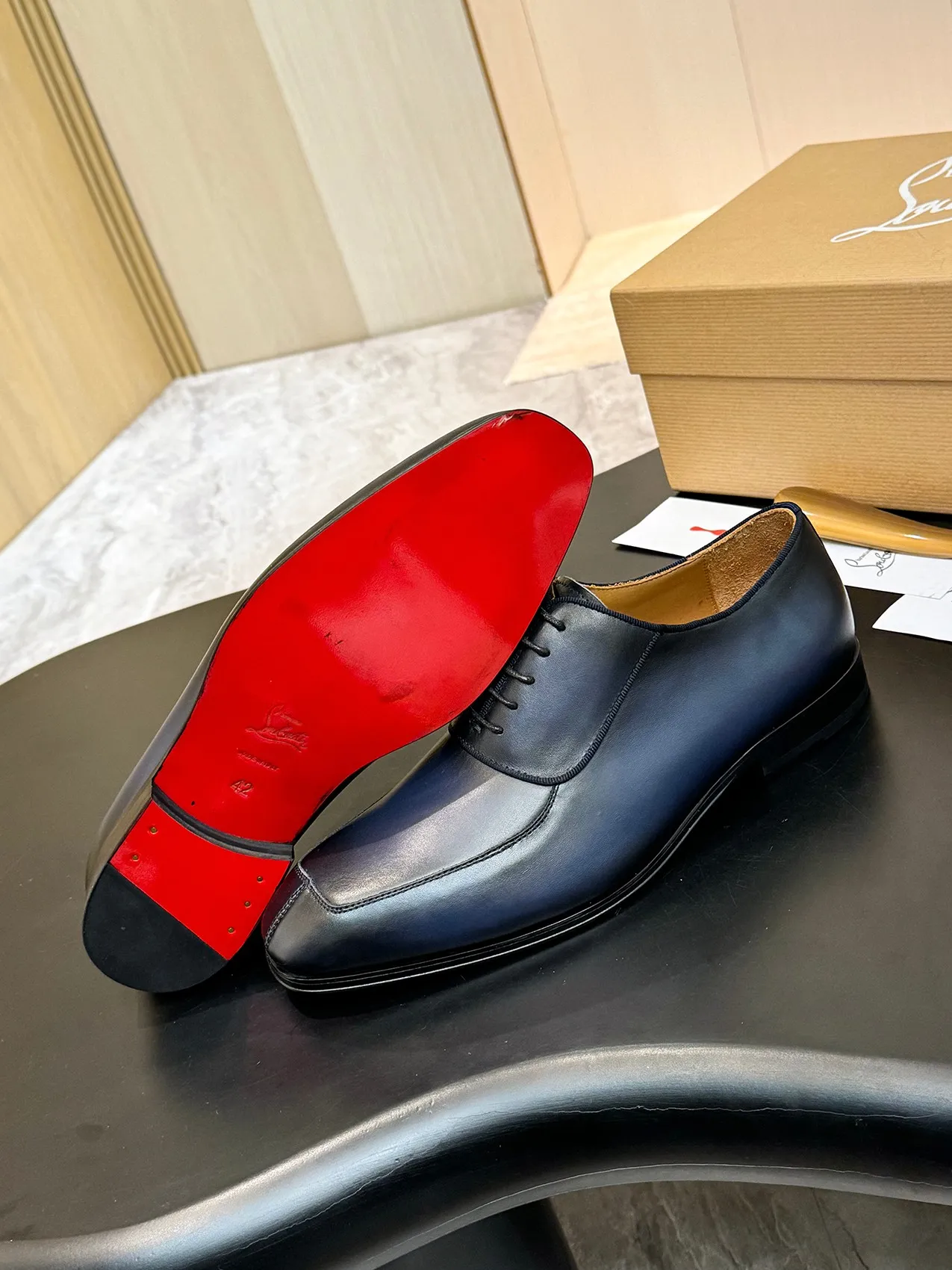 [CL red sole shoes] Top P: 1020💰 Size 39-44 (⚠️38.45.46.47 custom-made, non-returnable and non-exchangeable) 🆑High-end men's business formal leather shoes, original authentic top quality goods ••✅💯 Top original order purchasing agent! Original imported patterned cowhide ➕Imported cowhide lining ➕Cowhide feet ➕Original leather outsole~🉑️Feel free to compare the authentic ones!
